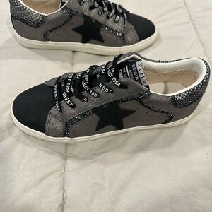 Vintage Havana Black & Silver Metallic Sneakers - Size 10